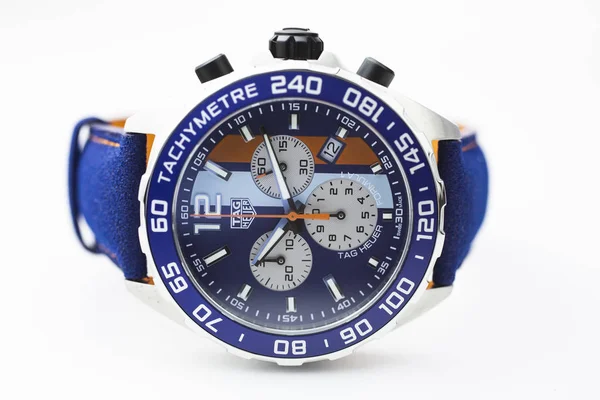 Chaux-de-Fonds, Suíça, 21 de agosto de 2019 - O close da fórmula azul Tag Heuer 1 Carrera relógio, um famoso relógio de pulso de luxo fabricado na Suíça fabricante de relógios empresa isolada — Fotografia de Stock