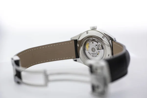 스위스 쇼 드 퐁, 2019년 8월 21일 - 스위스 제조 시계 회사에서 제작한 유명한 스위스 메이드 럭셔리 손목 시계인 태그호이어 그랜드 카레라 시계의 클로즈업 — 스톡 사진