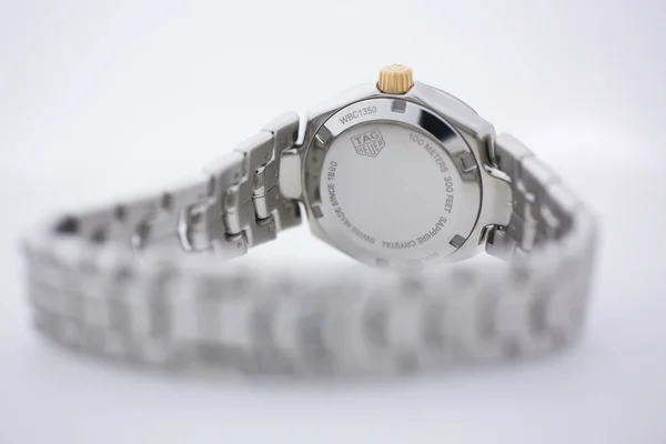 Chaux-de-Fonds, Suisse, 21 août 2019 - Le gros plan de Tag Heuer Link montre femme acier et or, une célèbre montre-bracelet de luxe fabriquée en Suisse sur fond blanc — Photo