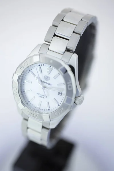 스위스 쇼 드 퐁, 2019년 8월 21일 - 스위스 제조 시계 회사에서 제작한 유명한 스위스 메이드 럭셔리 손목 시계인 태그호이어 아쿠아레이서 스틸 워치의 클로즈업 — 스톡 사진