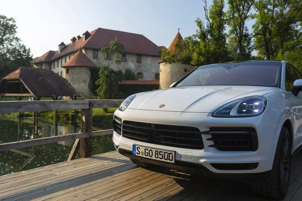 Eslovênia ljubljana, 31 de agosto de 2019 - Porsche Cayenne Coupe Turbo S de Stuttgart durante test drive no castelo medieval — Fotografia de Stock