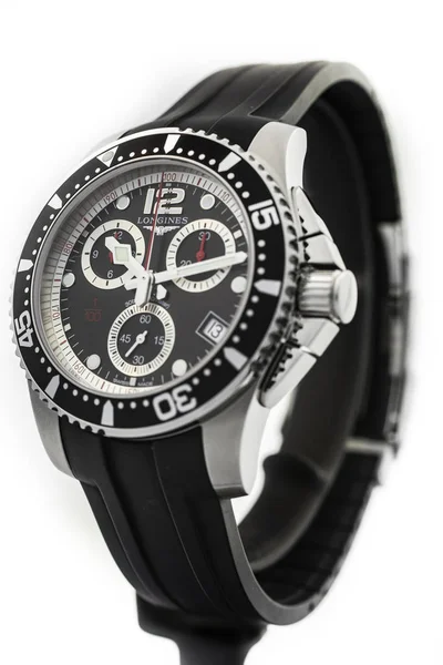 Сен-Имье, Швейцария 15 сентября 2019 года - Longines HydroConquest Chronograph Black Dial Mens Watch Swiss сделали роскошные наручные часы крупным планом — стоковое фото