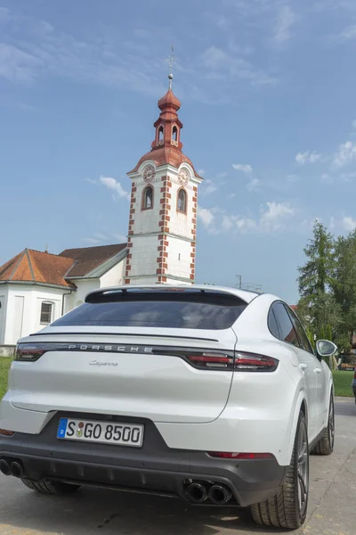 Eslovenia Liubliana, 31 de agosto de 2019 - Volver a Porsche Cayenne Coupe Turbo S desde Stuttgart durante el primer plano de prueba — Foto de Stock