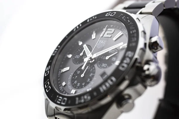 Chaux-de-Fonds, Szwajcaria, Sierpień 21 2019-z bliska Tag Heuer Formula 1 Aquaracer stal czarny mecanical zegarek z czarną twarzą, szwajcarski zegarek luksusowe zegarki ze Szwajcarii produkcji — Zdjęcie stockowe