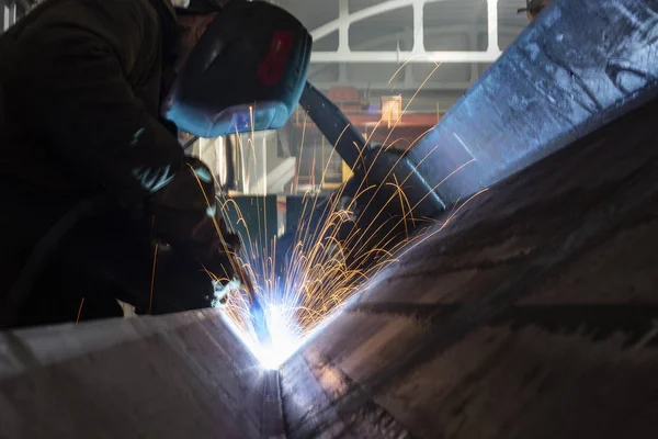 Larga exposición Trabajador industrial en la fábrica de soldadura chispas de primer plano — Foto de Stock