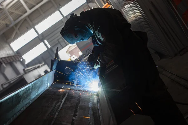 Trabajador industrial en el primer plano de soldadura de fábrica en chispas de gafas —  Fotos de Stock