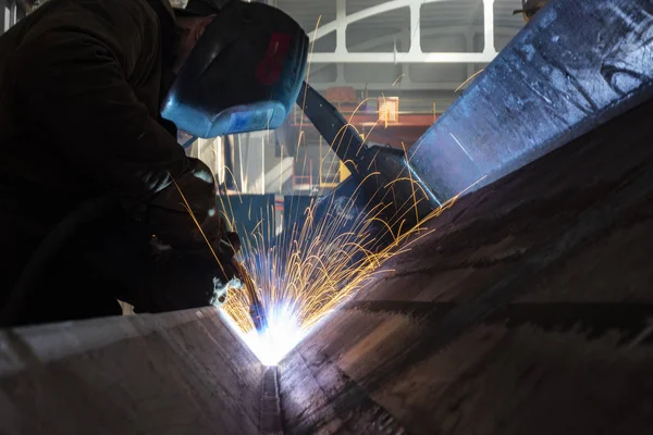 Arbeiter in der Fabrik schweißt Nahaufnahme Funken — Stockfoto