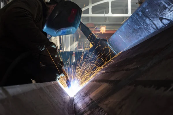 Trabajador en la fábrica de soldadura chispas de primer plano —  Fotos de Stock