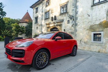 Slovenya ljubljana, 31 Ağustos 2019 - Porsche Cayenne Coupe Turbo S Stuttgart eski kale duvarının yakınına park