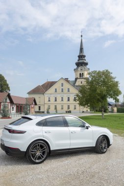 Slovenya ljubljana, 31 Ağustos 2019 - Porsche Cayenne Coupe Turbo S Stuttgart eski kilisenin önünde test sürüşü sırasında