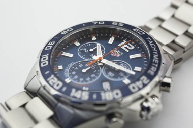 Chaux-de-Fonds, İsviçre, 21 Ağustos 2019 - Tag Heuer formula 1 Grand Carrera saatinin İsviçre üretim saat şirketinden takometre lüks kol saati ile kapatılması