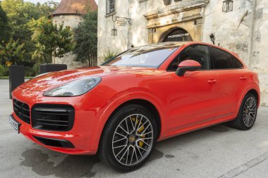 Slovenya ljubljana, 31 Ağustos 2019 - Porsche Cayenne Coupe Turbo S Stuttgart test sürüşü sırasında spor jantlar ile kırmızı Suv
