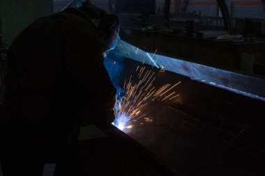 Fabrikada Sanayi İşçisi yakın çekim uzun pozlama kıvılcımları kaynak