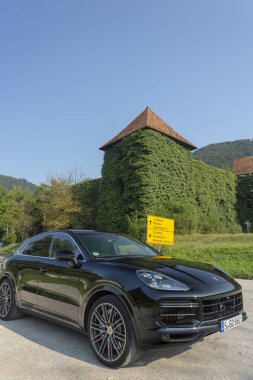 Slovenya ljubljana, 31 Ağustos 2019 - Porsche Cayenne Coupe Turbo S Stuttgart eski kalede test sürüşü sırasında