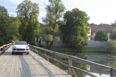 Slovenya ljubljana, 31 Ağustos 2019 - Porsche Cayenne Coupe Turbo S Stuttgart'tan ahşap köprü üzerinde test sürüşü sırasında