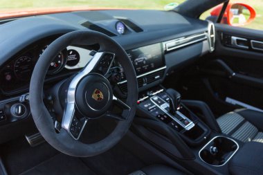 Slovenya ljubljana, 31 Ağustos 2019 - Test sürüşü sırasında Stuttgart'tan Porsche Cayenne Coupe Turbo S'in İç Tasarımı