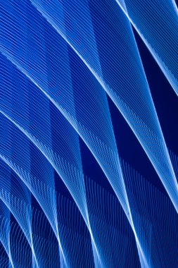 soyut uzun pozlama bulanık ışık çizgileri siyah ve mavi arka plan. Geometrik şekiller