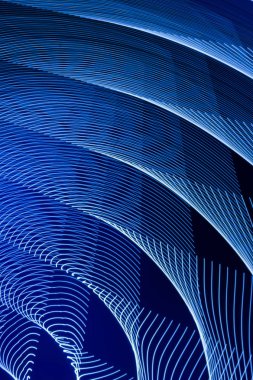 soyut uzun pozlama bulanık ışık çizgileri siyah ve mavi arka plan. Geometrik şekiller