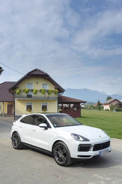 Eslovenia Liubliana, 31 de agosto de 2019 - SUV Porsche Cayenne Coupe Turbo S desde Stuttgart durante la prueba de manejo en el pueblo europeo — Foto de Stock