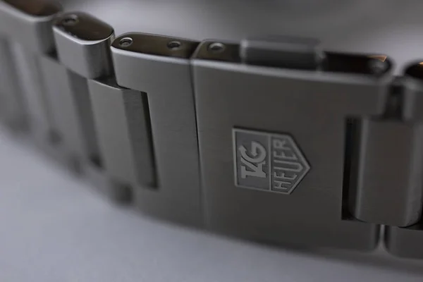 Chaux-de-Fonds, İsviçre, 21 Ağustos 2019 - Tag Heuer Grand Carrera logosu makro çekimin kapanışı