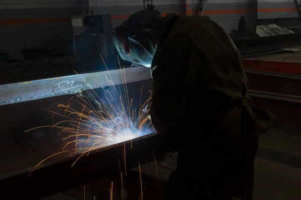 Fabrika da kaynak ile Işçi closeup kıvılcım — Stok fotoğraf