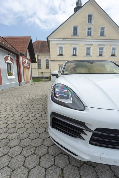 Slovenya ljubljana, 31 Ağustos 2019 - Test sürüşü sırasında Stuttgart'tan Porsche Cayenne Coupe Turbo S'in Farları — Stok fotoğraf