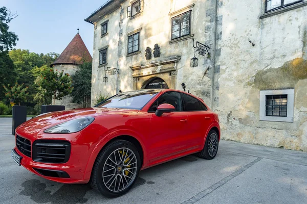 Eslovenia Liubliana, 31 de agosto de 2019 - Porsche Cayenne Coupe Turbo S desde Stuttgart aparcado cerca de la antigua muralla del castillo — Foto de Stock