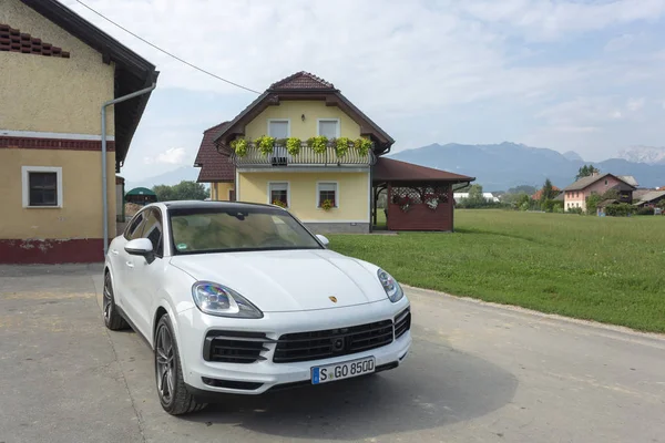 Eslovenia Liubliana, 31 de agosto de 2019 - Porsche Cayenne Coupe Turbo S desde Stuttgart durante la prueba de manejo en el pueblo europeo — Foto de Stock