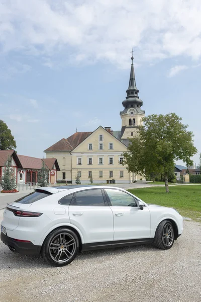 Eslovenia Liubliana, 31 de agosto de 2019 - Porsche Cayenne Coupe Turbo S desde Stuttgart durante la prueba de manejo frente a la antigua iglesia — Foto de Stock