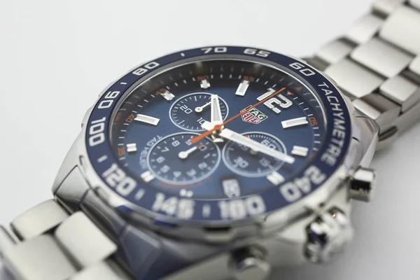 Chaux-de-Fonds, İsviçre, 21 Ağustos 2019 - Tag Heuer formula 1 Grand Carrera saatinin İsviçre üretim saat şirketinden takometre lüks kol saati ile kapatılması
