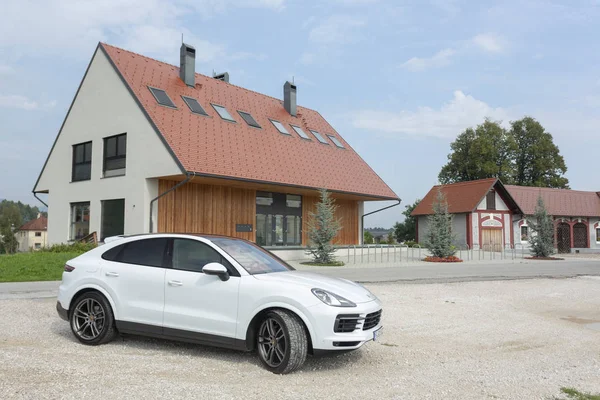 Eslovenia Liubliana, 31 de agosto de 2019 - SUV Blanco Porsche Cayenne Coupe Turbo S desde Stuttgart durante la prueba de manejo — Foto de Stock