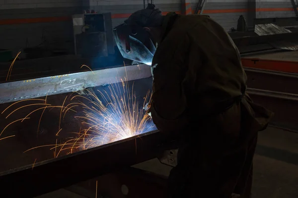 Industrielle in der Fabrik Schweißen Nahaufnahme Funken — Stockfoto