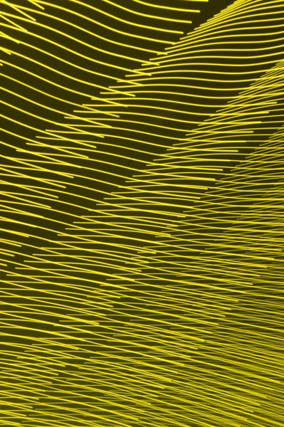 Abstrata exposição longa linhas de luz borradas fundo preto e amarelo. Formas geométricas — Fotografia de Stock