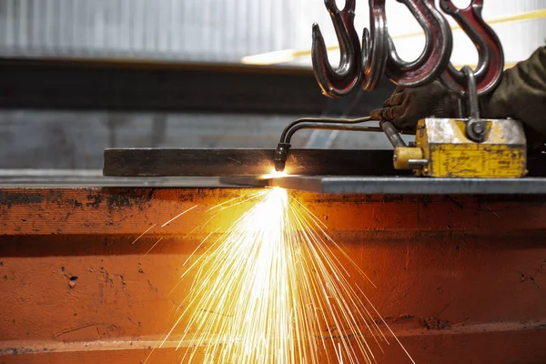 Trabajador industrial en la fábrica de soldadura de primer plano chispas de luz — Foto de Stock