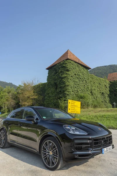 Eslovenia Liubliana, 31 de agosto de 2019 - Porsche Cayenne Coupe Turbo S desde Stuttgart durante la prueba de manejo en el antiguo castillo — Foto de Stock