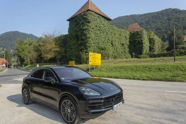 Eslovenia Liubliana, 31 de agosto de 2019 - Porsche Cayenne Coupe Turbo S Cerca del castillo de Stuttgart durante la prueba de manejo — Foto de Stock