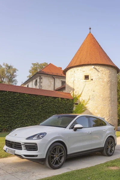 Eslovenia Liubliana, 31 de agosto de 2019 - Porsche Cayenne Coupe Turbo S desde Stuttgart durante la prueba de manejo — Foto de Stock