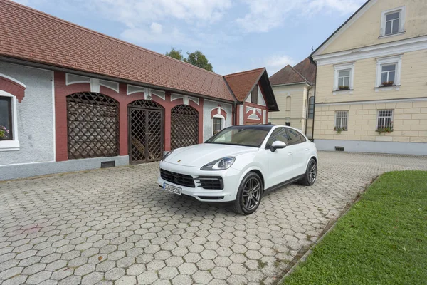 Eslovenia Liubliana, 31 de agosto de 2019 - Porsche Cayenne Coupe Turbo S desde Stuttgart durante la prueba de manejo cerca de la antigua casa de madera — Foto de Stock