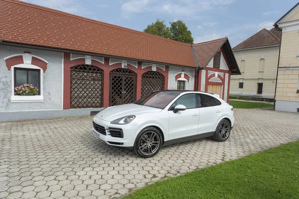 Eslovenia Liubliana, 31 de agosto de 2019 - Porsche Cayenne Coupe Turbo S desde Stuttgart durante la prueba de manejo — Foto de Stock