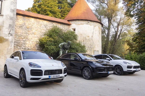 Eslovenia Liubliana, 31 de agosto de 2019 - Porsche Cayenne Coupe Turbo S de Stuttgart durante la presentación en el antiguo castillo europeo — Foto de Stock