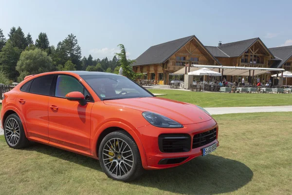 Eslovenia Liubliana, 31 de agosto de 2019 - Porsche Cayenne Coupe Turbo S desde Stuttgart durante el test drive village side shot — Foto de Stock