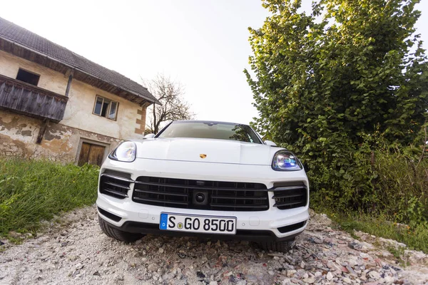 Eslovenia Liubliana, 31 de agosto de 2019 - Porsche Cayenne Coupe Turbo S desde Stuttgart durante la prueba de campo a campo abierto — Foto de Stock