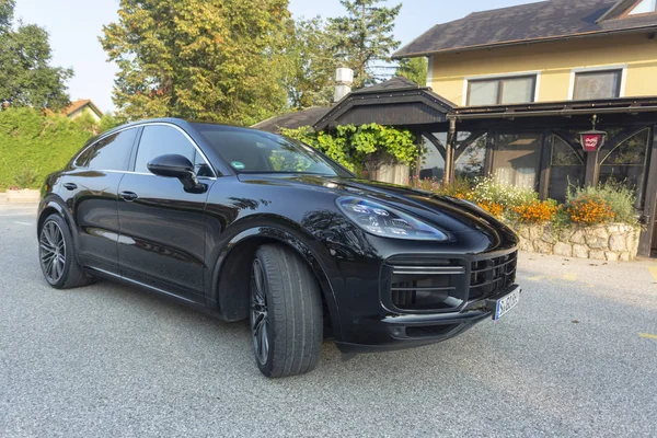 Eslovenia Liubliana, 31 de agosto de 2019 - Porsche Cayenne Coupe Turbo S desde Stuttgart durante la prueba de manejo de cerca en el aparcamiento — Foto de Stock