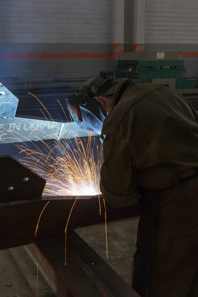 Trabajador industrial en la fábrica industrial de metal soldadura chispas de primer plano —  Fotos de Stock