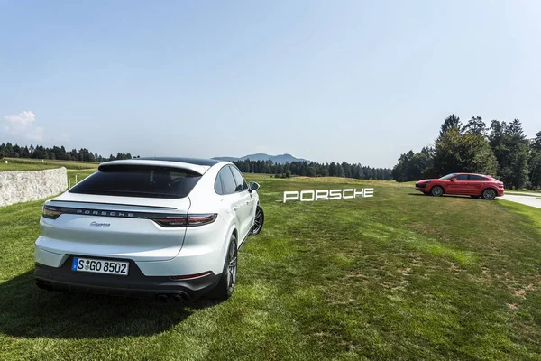 Eslovenia Liubliana, 31 de agosto de 2019 - Dos Porsche Cayenne Coupe Turbo S de Stuttgart durante la prueba de manejo en césped — Foto de Stock