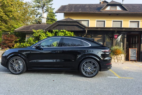 Eslovenia Liubliana, 31 de agosto de 2019 - Porsche Cayenne Coupe Turbo S desde Stuttgart durante la prueba de conducción — Foto de Stock