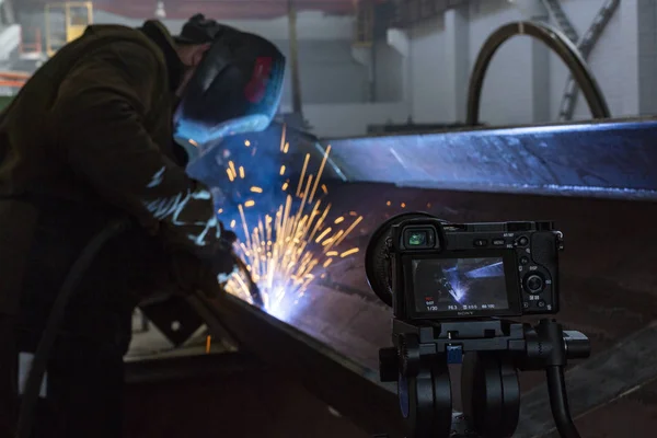 Industriearbeiter in der Fabrik beim Schweißen von Nahaufnahmen filmt Funken — Stockfoto