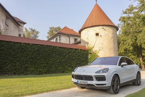 Eslovenia Liubliana, 31 de agosto de 2019 - SUV blanco frente al castillo medival Porsche Cayenne Coupe Turbo S de Stuttgart durante la prueba de conducción — Foto de Stock