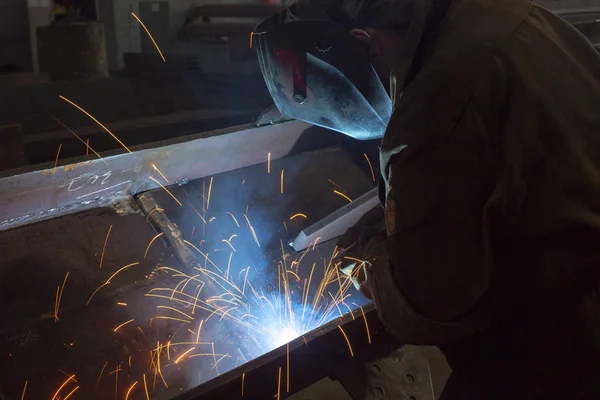 Trabajador en el primer plano de soldadura de fábrica Chispas de tiro industriales —  Fotos de Stock