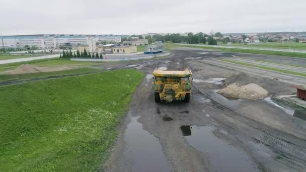 25 de septiembre de 2019 - Zhodina, Bielorrusia - camión minero pesado Belaz de gran capacidad y extra grande durante la prueba de manejo en camión en la fábrica de aviones no tripulados disparo aéreo — Vídeos de Stock